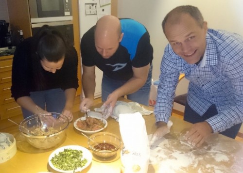 Sara, Mats och Martin är i full gång med att göra dumplings.
